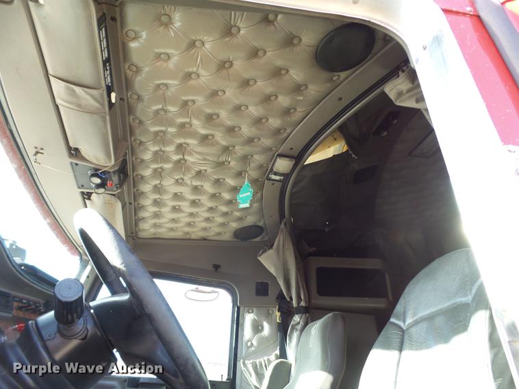 image for item DE1392 2005 Kenworth T600 semi truck