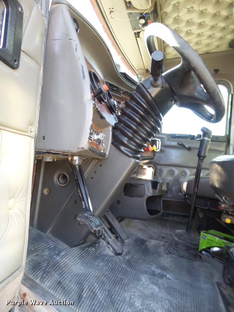 image for item DE1392 2005 Kenworth T600 semi truck