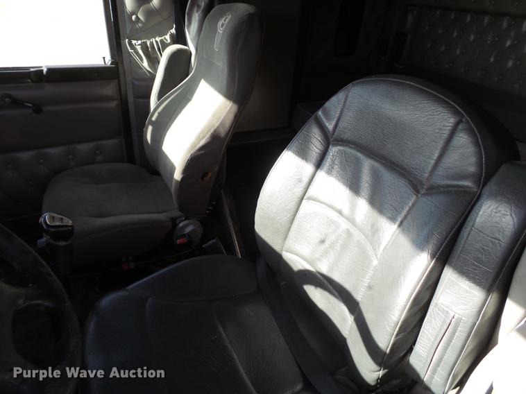 image for item DE1392 2005 Kenworth T600 semi truck