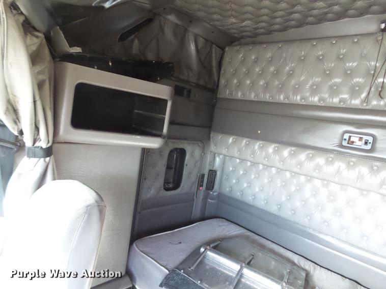 image for item DE1392 2005 Kenworth T600 semi truck