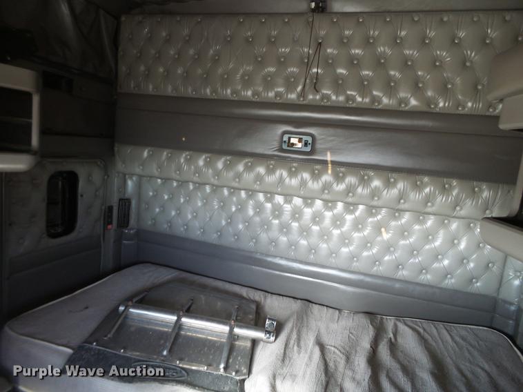 image for item DE1392 2005 Kenworth T600 semi truck