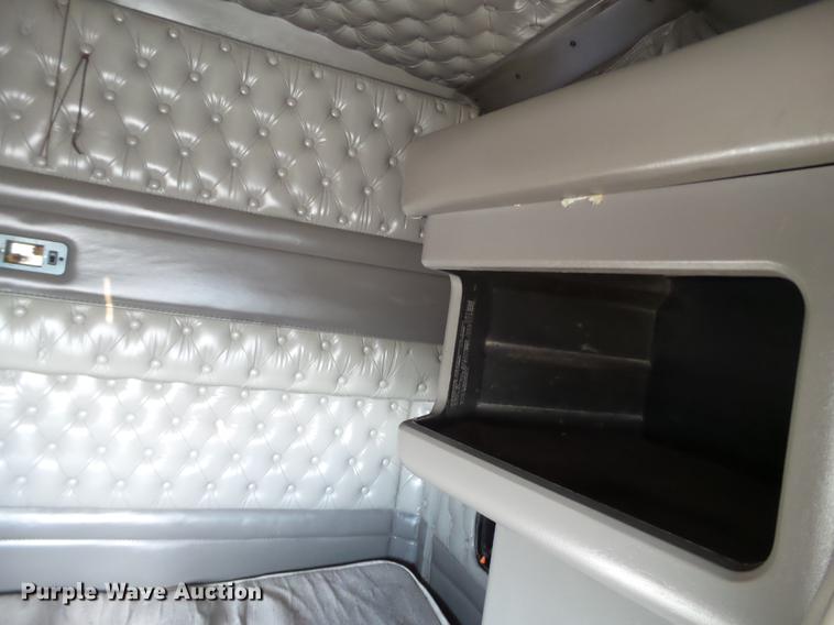 image for item DE1392 2005 Kenworth T600 semi truck