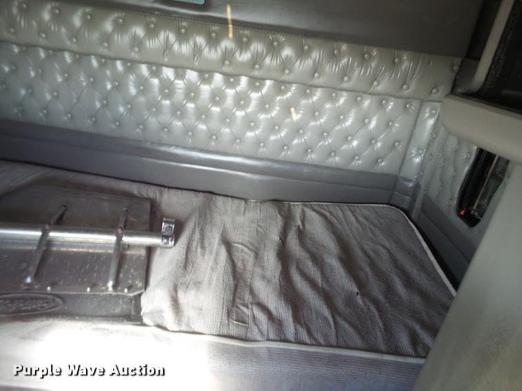 image for item DE1392 2005 Kenworth T600 semi truck