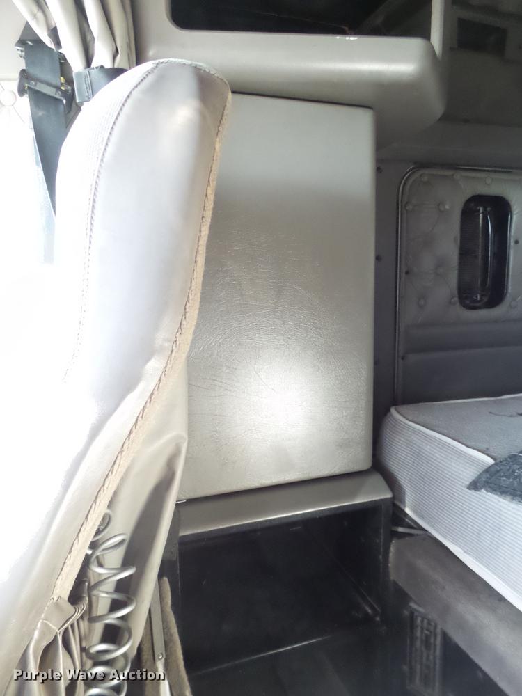 image for item DE1392 2005 Kenworth T600 semi truck