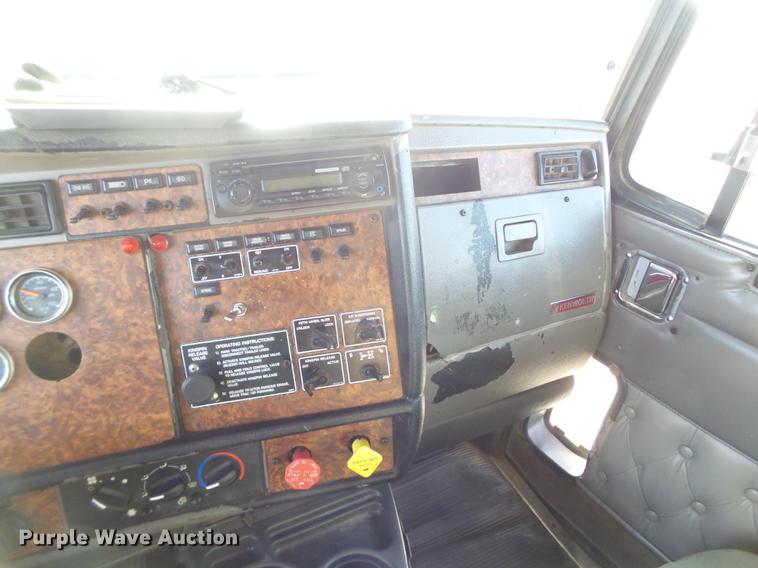 image for item DE1392 2005 Kenworth T600 semi truck