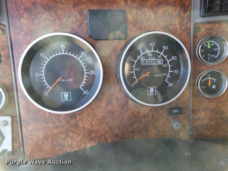 image for item DE1392 2005 Kenworth T600 semi truck