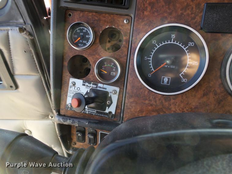 image for item DE1392 2005 Kenworth T600 semi truck