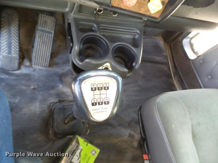 image for item DE1392 2005 Kenworth T600 semi truck