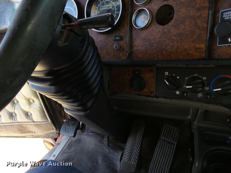 image for item DE1392 2005 Kenworth T600 semi truck