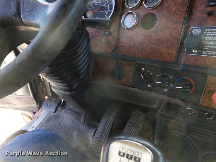 image for item DE1392 2005 Kenworth T600 semi truck