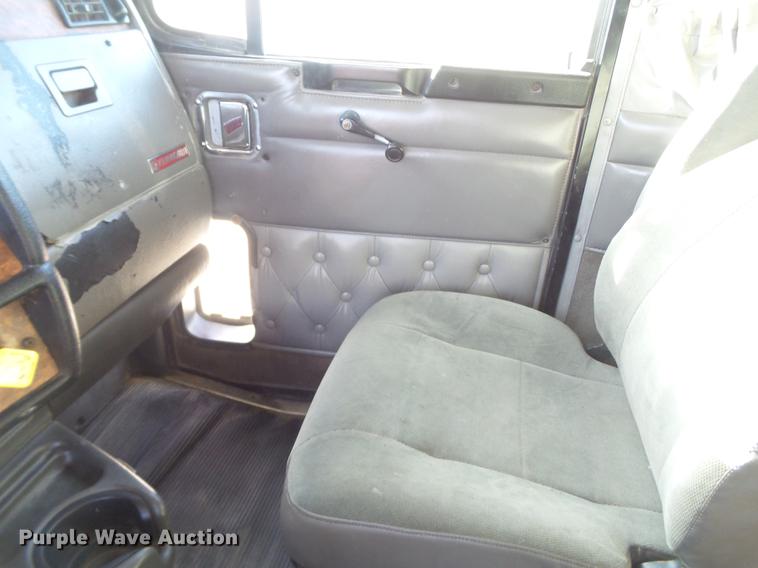 image for item DE1392 2005 Kenworth T600 semi truck