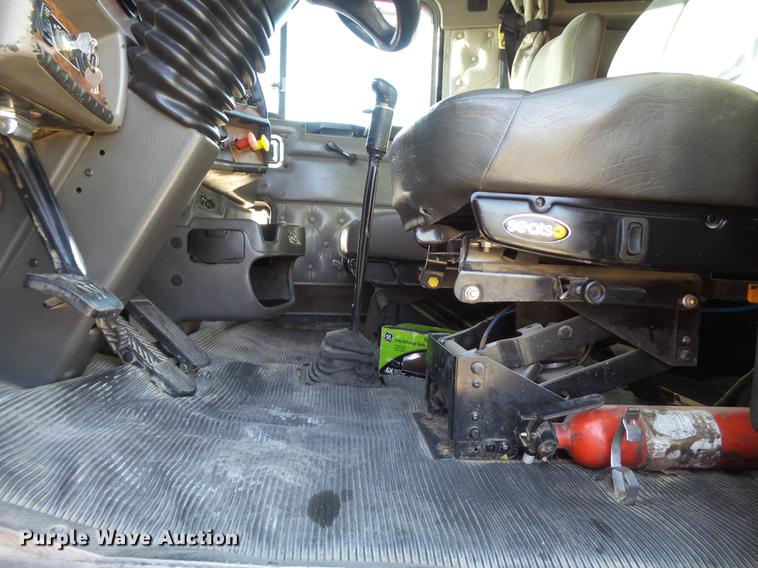 image for item DE1392 2005 Kenworth T600 semi truck