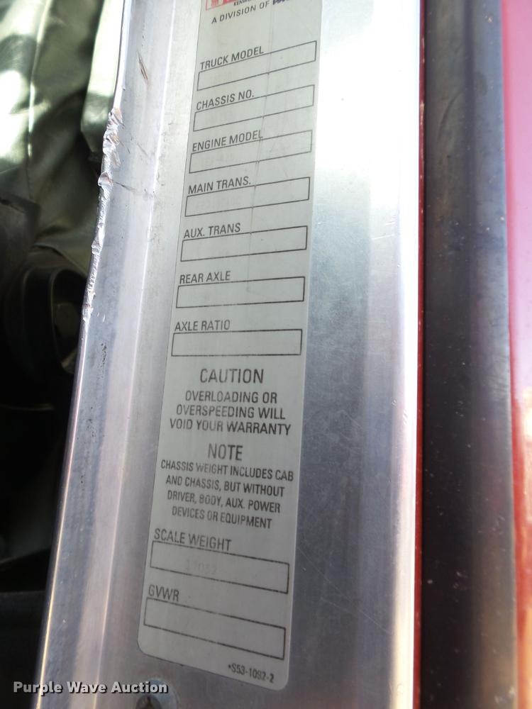 image for item DE1392 2005 Kenworth T600 semi truck