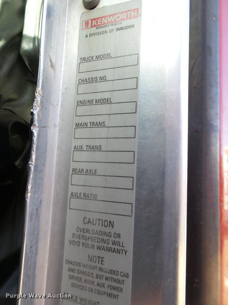 image for item DE1392 2005 Kenworth T600 semi truck