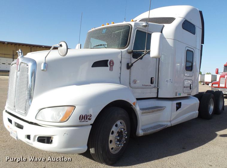 image for item DE1393 2012 Kenworth T660 semi truck