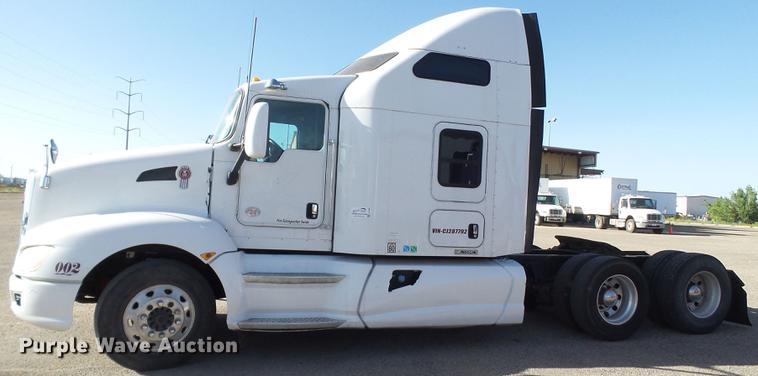 image for item DE1393 2012 Kenworth T660 semi truck