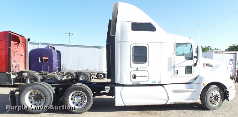 image for item DE1393 2012 Kenworth T660 semi truck