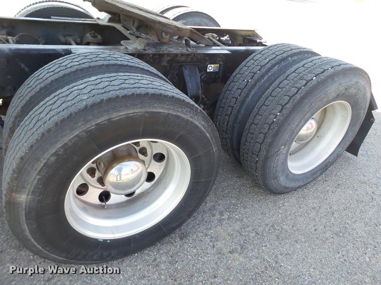 image for item DE1393 2012 Kenworth T660 semi truck