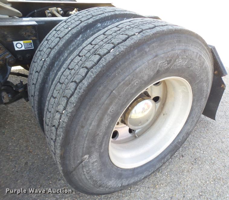 image for item DE1393 2012 Kenworth T660 semi truck