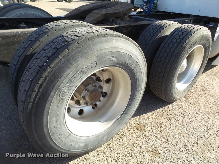 image for item DE1393 2012 Kenworth T660 semi truck