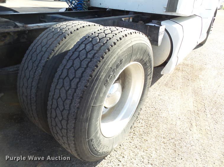 image for item DE1393 2012 Kenworth T660 semi truck