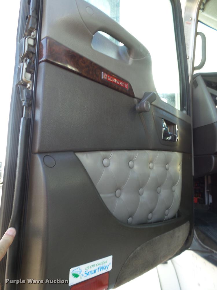 image for item DE1393 2012 Kenworth T660 semi truck