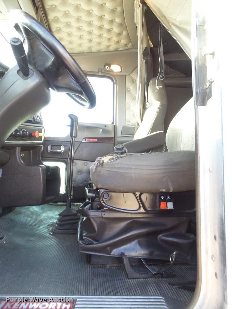 image for item DE1393 2012 Kenworth T660 semi truck