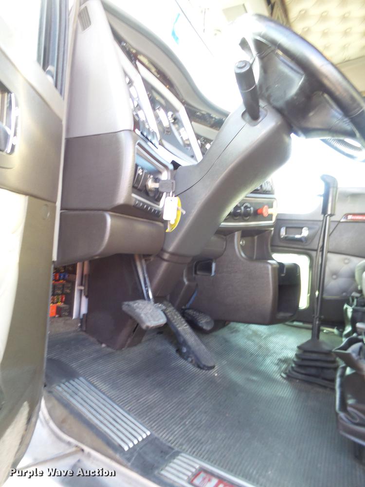 image for item DE1393 2012 Kenworth T660 semi truck