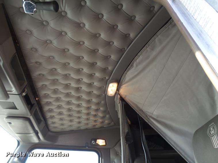 image for item DE1393 2012 Kenworth T660 semi truck