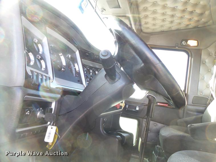 image for item DE1393 2012 Kenworth T660 semi truck