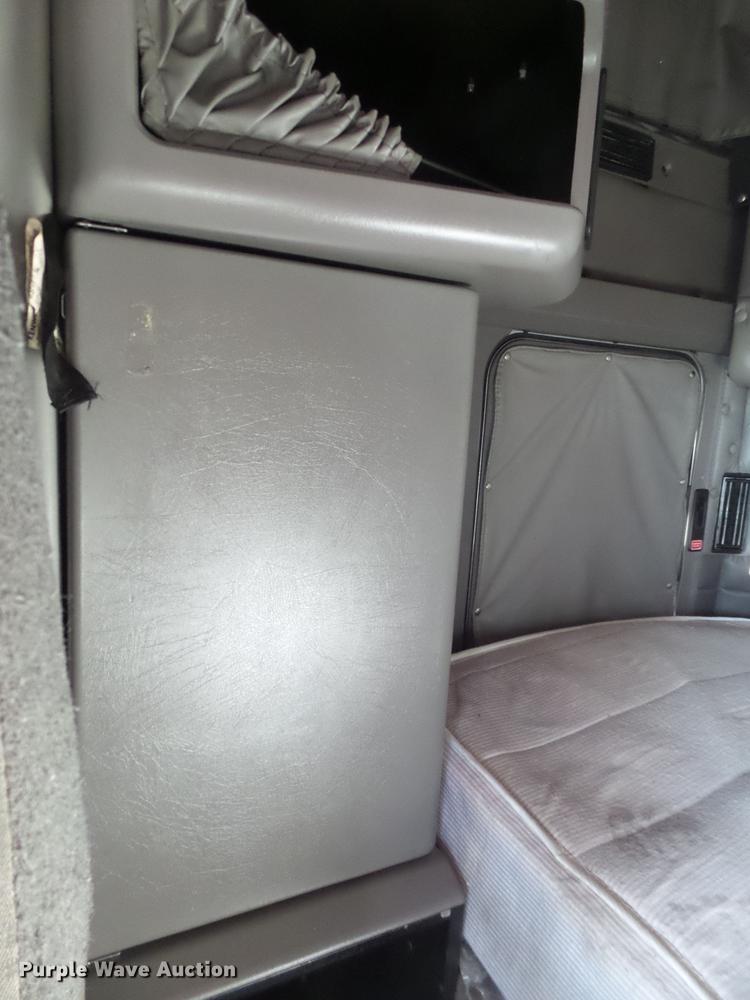 image for item DE1393 2012 Kenworth T660 semi truck