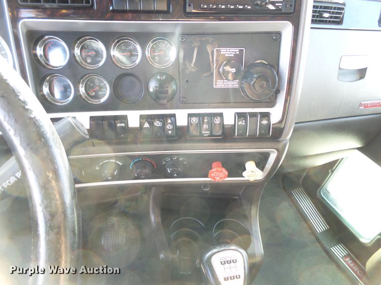 image for item DE1393 2012 Kenworth T660 semi truck