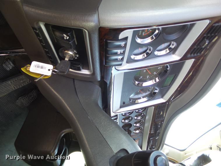image for item DE1393 2012 Kenworth T660 semi truck