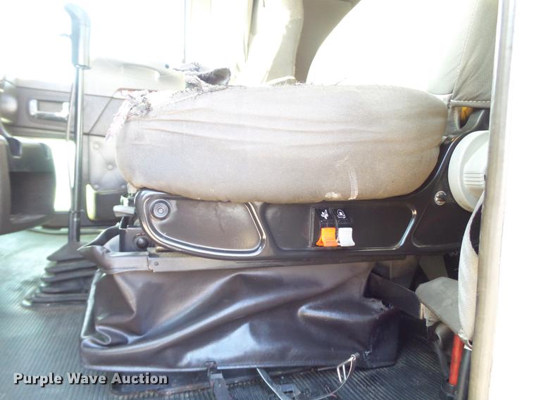 image for item DE1393 2012 Kenworth T660 semi truck