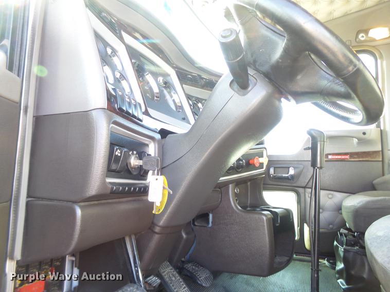 image for item DE1393 2012 Kenworth T660 semi truck