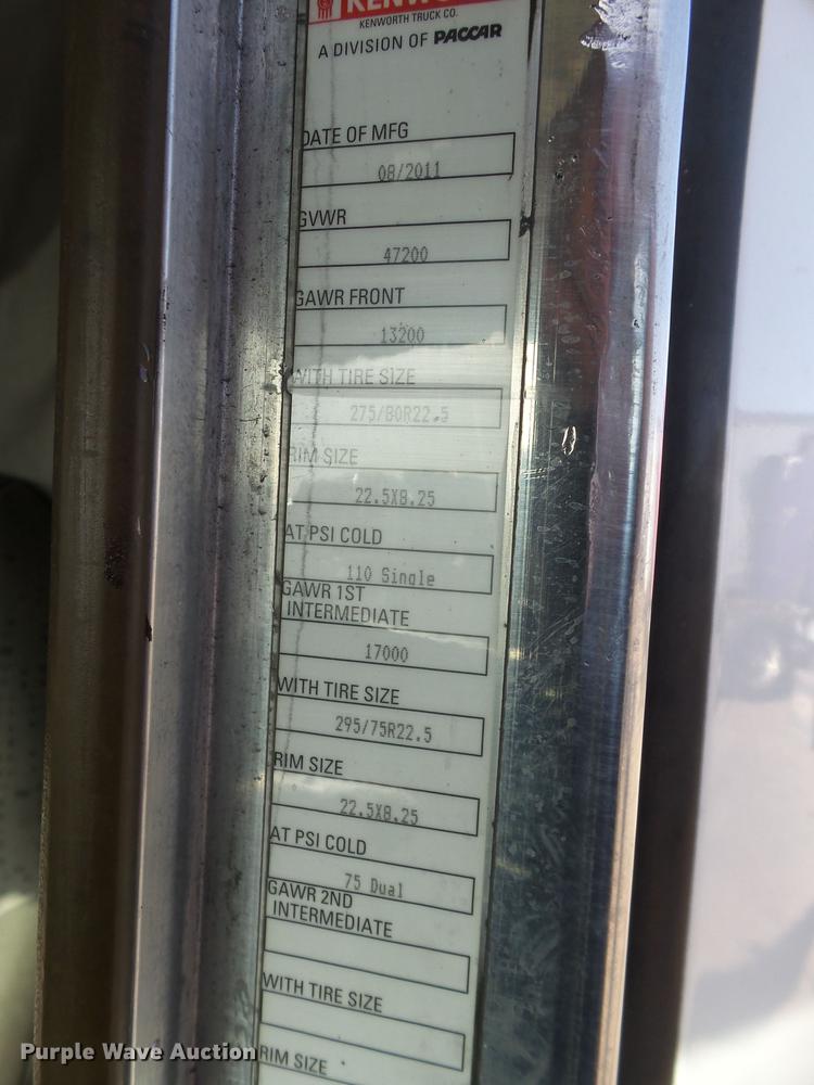 image for item DE1393 2012 Kenworth T660 semi truck