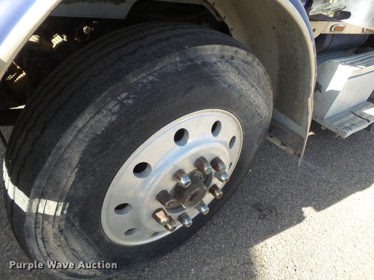 image for item DE1394 1988 Peterbilt 379 semi truck