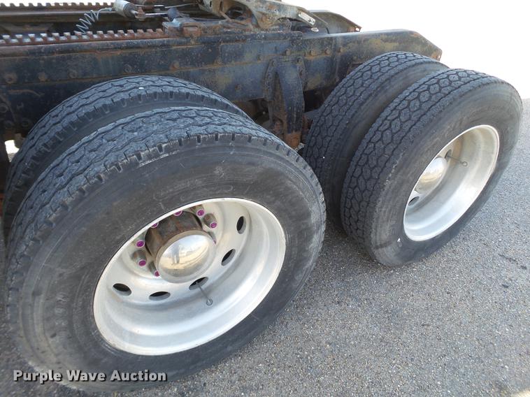 image for item DE1394 1988 Peterbilt 379 semi truck