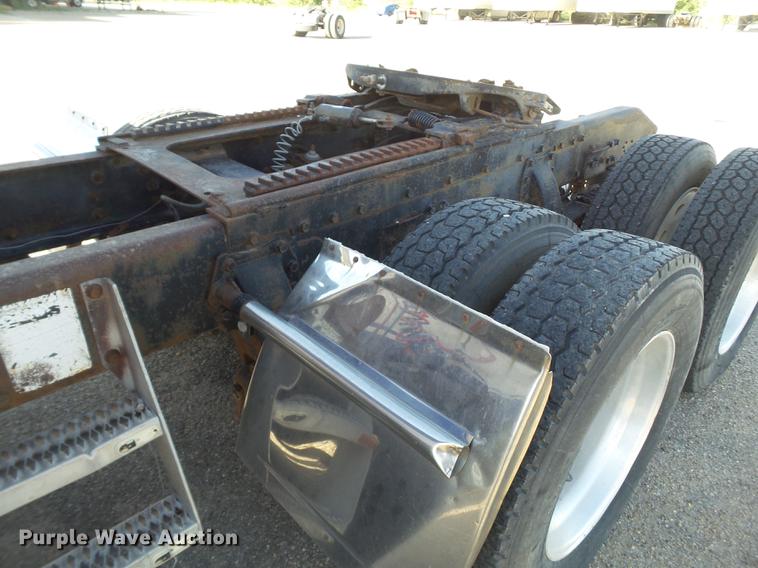 image for item DE1394 1988 Peterbilt 379 semi truck