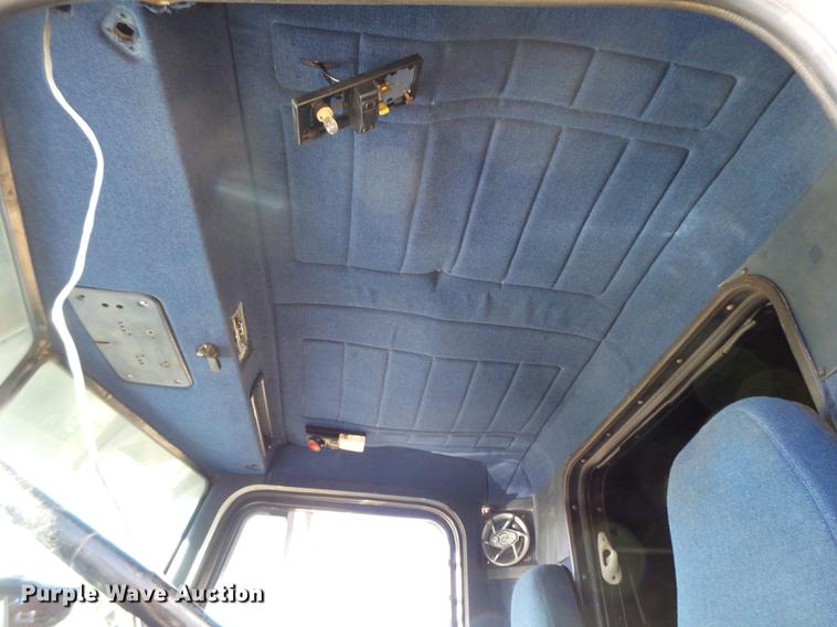 image for item DE1394 1988 Peterbilt 379 semi truck