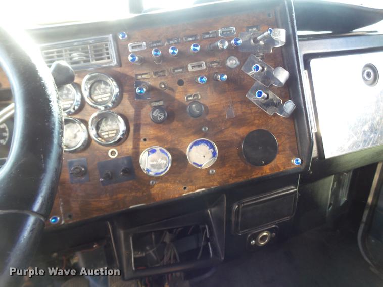 image for item DE1394 1988 Peterbilt 379 semi truck