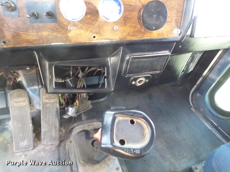 image for item DE1394 1988 Peterbilt 379 semi truck