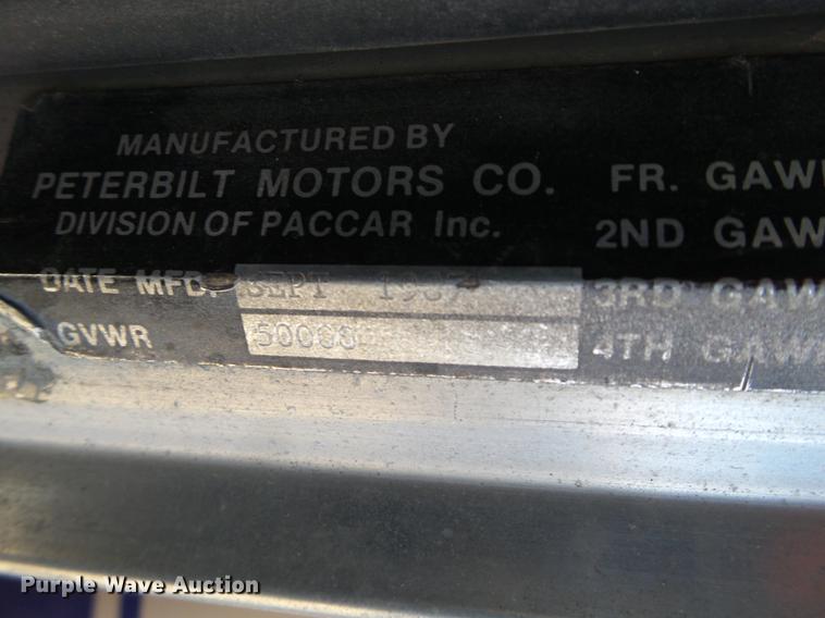 image for item DE1394 1988 Peterbilt 379 semi truck