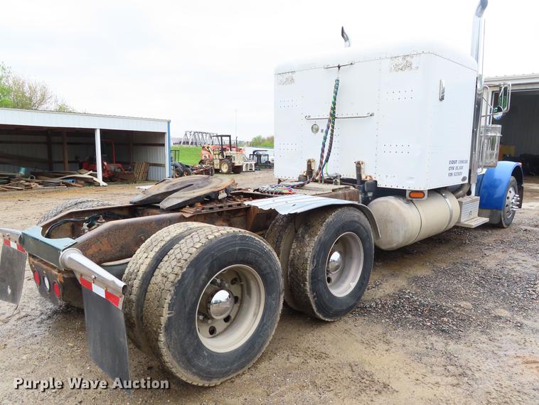 image for item DE3505 2000 Peterbilt 379 semi truck