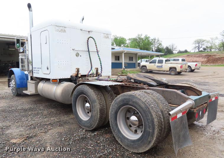 image for item DE3505 2000 Peterbilt 379 semi truck