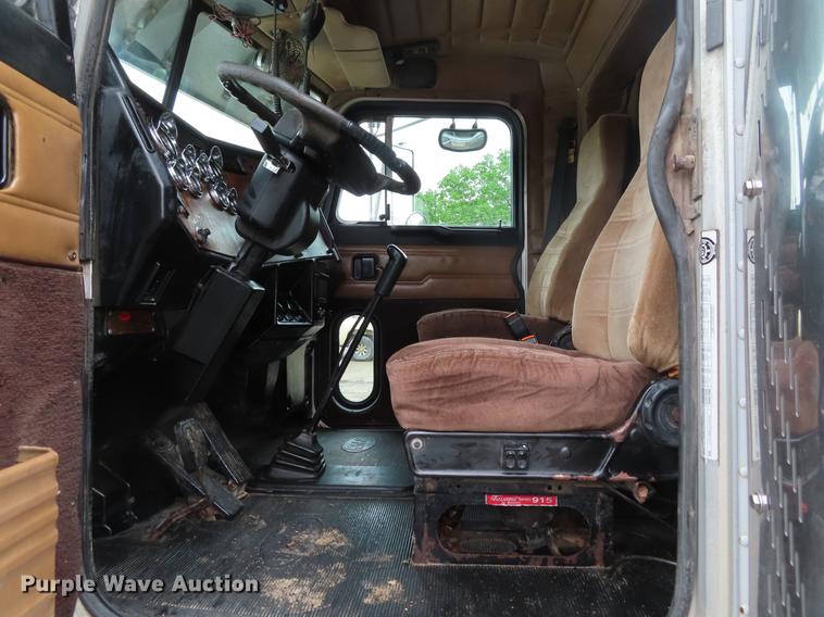 image for item DE3505 2000 Peterbilt 379 semi truck