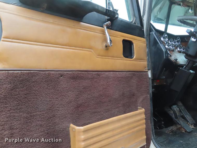 image for item DE3505 2000 Peterbilt 379 semi truck