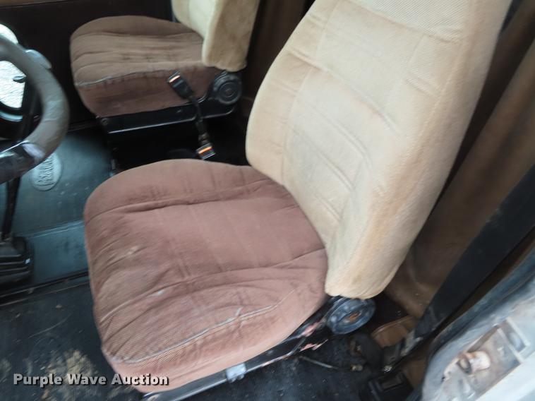 image for item DE3505 2000 Peterbilt 379 semi truck