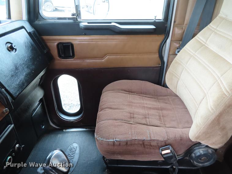 image for item DE3505 2000 Peterbilt 379 semi truck