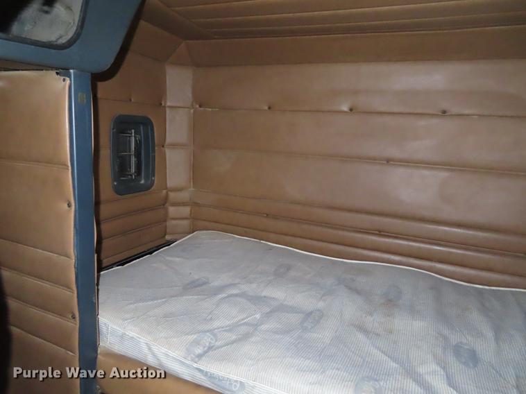 image for item DE3505 2000 Peterbilt 379 semi truck